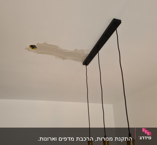 תיקון תקרה עם חוטי חשמל חשופים
